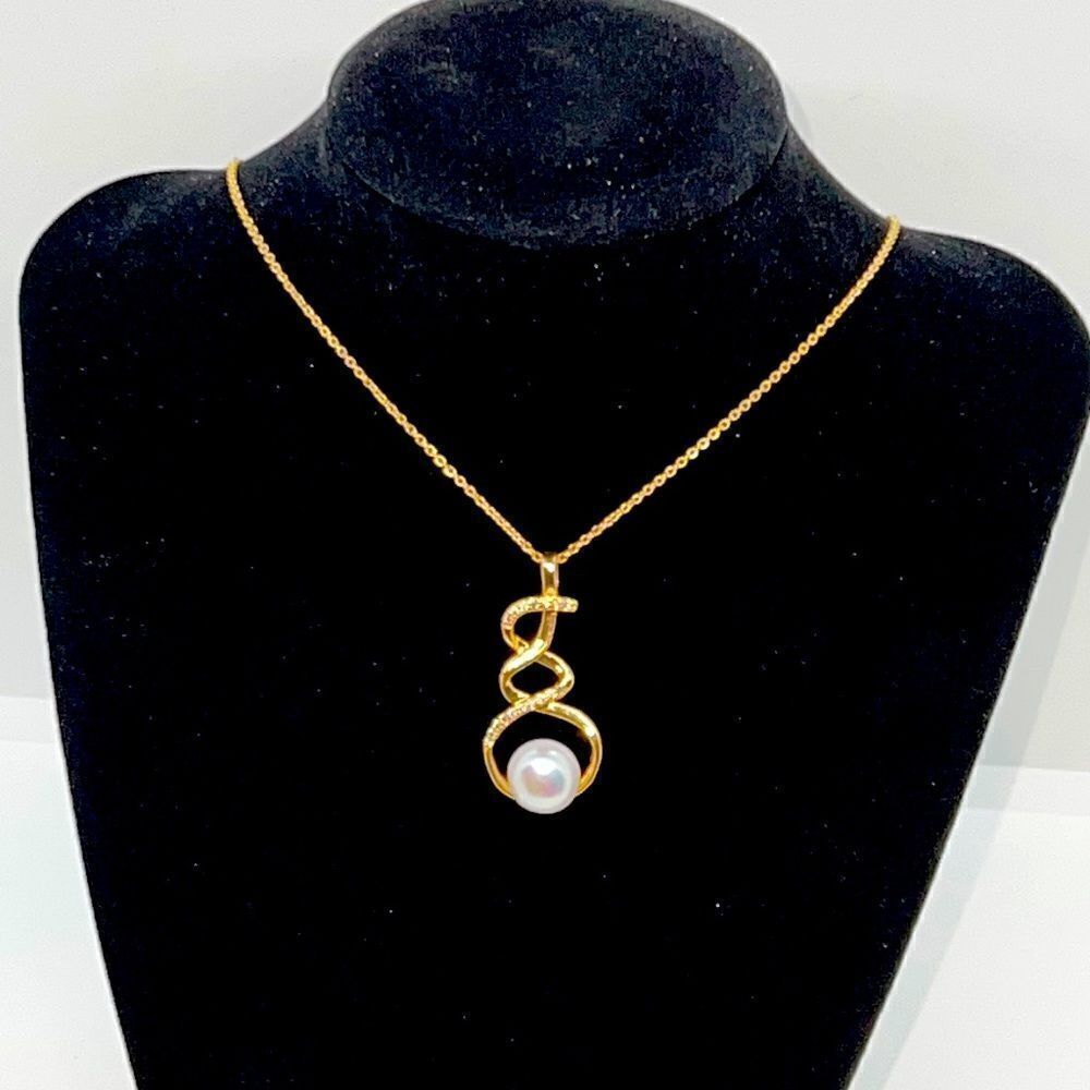 Beautiful Gold Necklace With Pearl Pendant